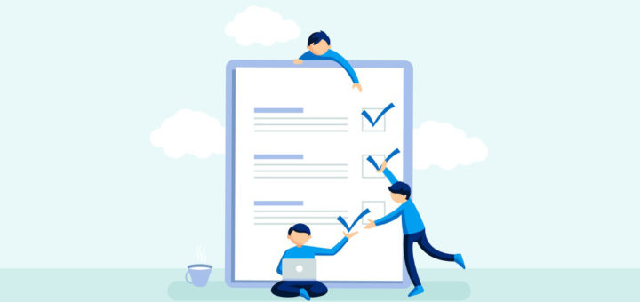 A imagem apresenta 3 homens incluindo check-lists de um formulário, simulando o backlog do Produto (Product Backlog). O funco é um céu azul com nuvens