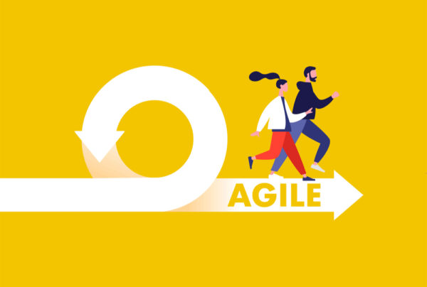 Framework Scrum seguido de 2 pessoas correndo em direção à entrega final com a palavra "Agile"