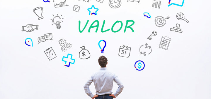 Homem olhando para uma parede com diversos ícones de ideia e a palavra "Valor" centralizada
