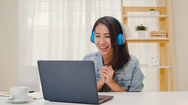 moça em vídeo conferência - mudança de hábitos