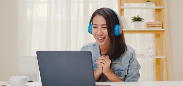 moça em vídeo conferência - mudança de hábitos