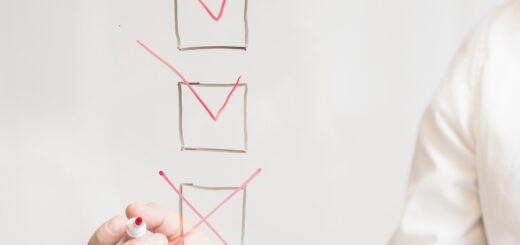 Check list com um homem marcando 2 caixas sendo marcados e removendo uma delas