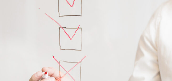 Check list com um homem marcando 2 caixas sendo marcados e removendo uma delas