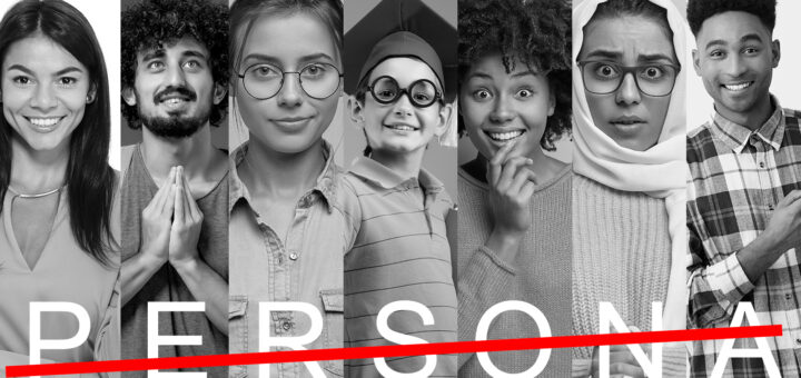 Foto em preto e branco com 7 Personas ao lado da outra com a palavra "PERSONA" à frente de cada uma