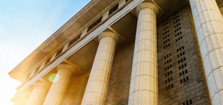 5 colunas de mármore de um edifício