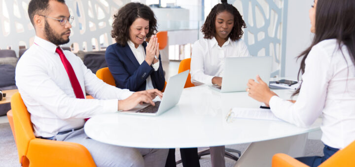 4 pessoas ao redor de uma mesa redonda em um processo de entrevista para vaga de Product Owner
